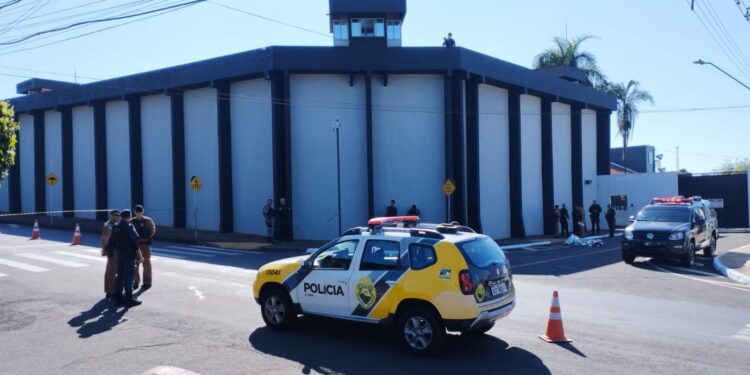 Homem mata a esposa após descobrir suposta traição e morre em confronto com a polícia