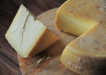 Homem tenta pagar programa com peça de queijo e acaba detido