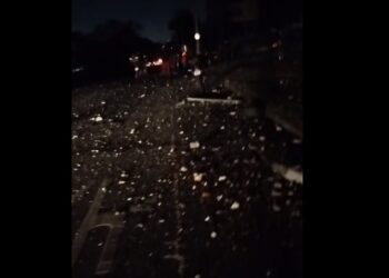 Motorista bêbado arranca dois postes e bate em carro de casal que voltava de hospital