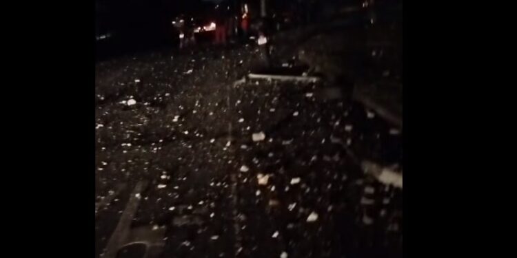 Motorista bêbado arranca dois postes e bate em carro de casal que voltava de hospital