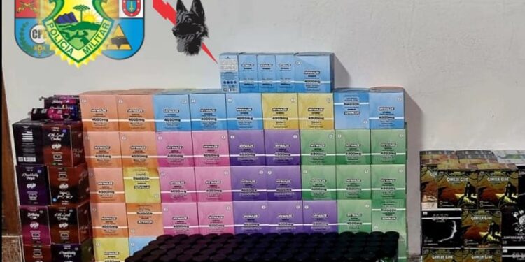 PM apreende 1,6 mil cigarros eletrônicos e centenas de outros produtos em abordagem a ônibus