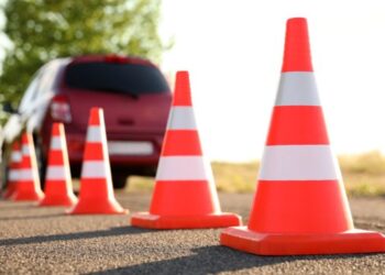 Aluna de Autoescola chega no DETRAN dirigindo carro particular e tem veículo apreendido