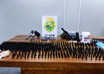 PM detém dupla, apreende armas e drogas na RMC