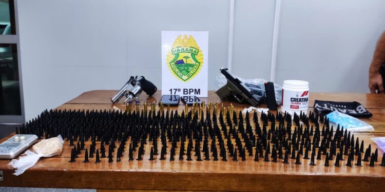 PM detém dupla, apreende armas e drogas na RMC