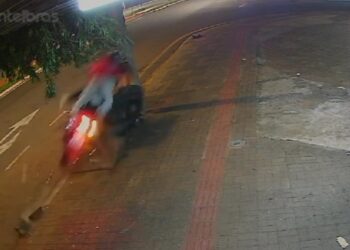 Câmera registra acidente trágico em que motociclista colide violentamente contra poste, veja o vídeo