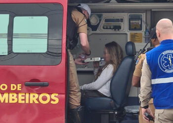 Motorista que se envolveu em acidente que vitimou motoboy em Curitiba é presa após receber alta