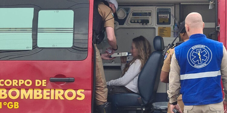 Motorista que se envolveu em acidente que vitimou motoboy em Curitiba é presa após receber alta