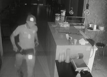 Câmera registra criminoso invadindo comércio em Curitiba e furtando o local, veja o vídeo