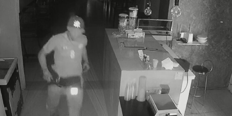 Câmera registra criminoso invadindo comércio em Curitiba e furtando o local, veja o vídeo