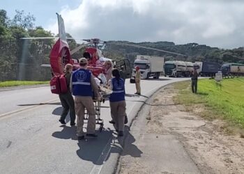 Colisão seguida de capotamento deixa duas pessoas feridas no Contorno Norte