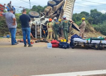 Motorista de caminhão fica gravemente ferido em acidente em Araucária