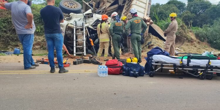 Motorista de caminhão fica gravemente ferido em acidente em Araucária