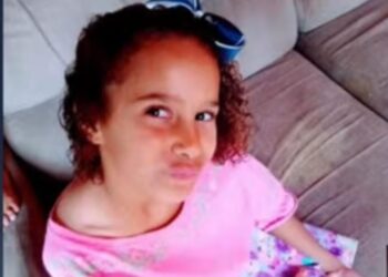 Família está desesperada à procura de menina que sumiu; suspeito foi linchado pela população