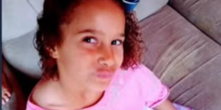 Família está desesperada à procura de menina que sumiu; suspeito foi linchado pela população