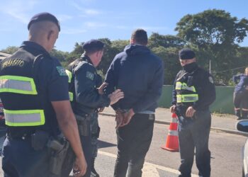 Motorista muito bêbado provoca acidente em Curitiba