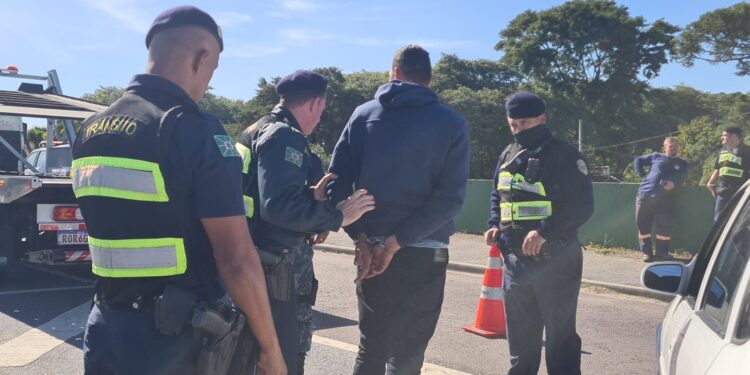 Motorista muito bêbado provoca acidente em Curitiba