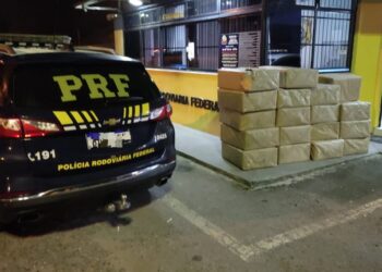 Pai e filho são presos pela PRF com 1,3 mil celulares e tablets