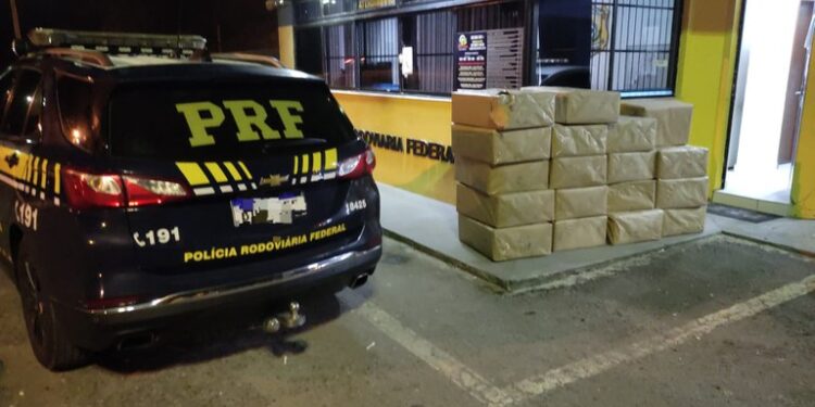 Pai e filho são presos pela PRF com 1,3 mil celulares e tablets