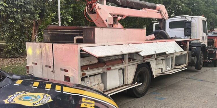 PRF flagra drogas em veículos de empresas paranaenses do ramo elétrico; 3,5 toneladas de drogas foram apreendidas