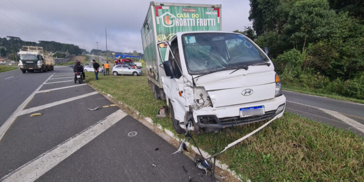 Mulher fica ferida em acidente no Contorno Norte, em Curitiba