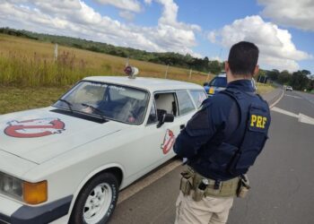 Carro dos “Caça-Fantasmas” precisa ser empurrado pela PRF após ser abordado no Paraná
