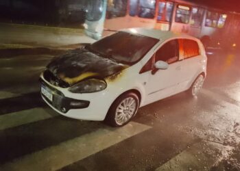 Policiais de RONE salvam carro que estava em chamas na CIC, veja o vídeo