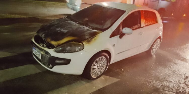 Policiais de RONE salvam carro que estava em chamas na CIC, veja o vídeo