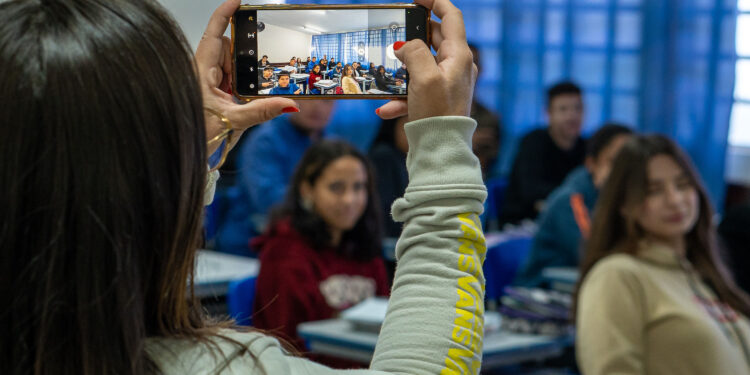 Tecnologia de reconhecimento facial na chamada chega a 1,6 mil colégios da rede estadual