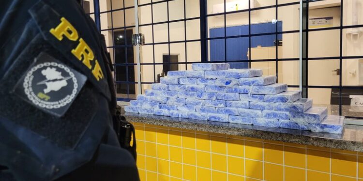 PRF prende casal com mais de 50 quilos de cocaína no Paraná; assista