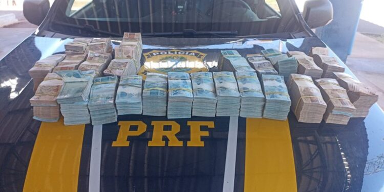No Paraná, PRF apreende mais de R$ 700 mil sem origem