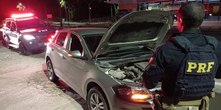Homem compra carro roubado por meio de rede social e acaba detido pela PRF