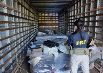 PRF apreende uma tonelada de maconha dentro de camas no Paraná; assista