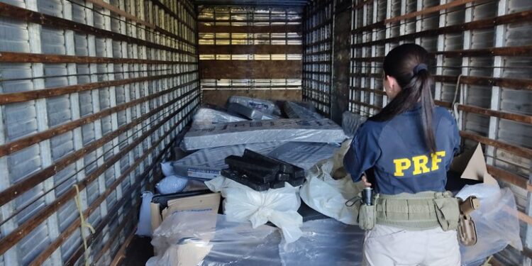 PRF apreende uma tonelada de maconha dentro de camas no Paraná; assista