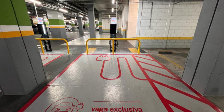Shopping Curitiba inaugura vagas de estacionamento com recarga para carro elétrico