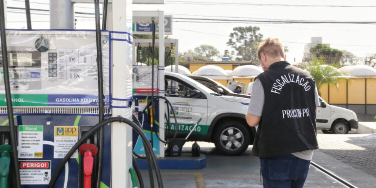 Procon-PR notifica distribuidoras pela adequação do preços dos combustíveis