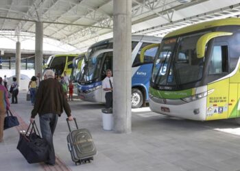 Movimento na Rodoviária de Curitiba no feriado deve ser 23% maior que no ano passado