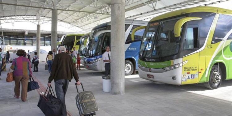Movimento na Rodoviária de Curitiba no feriado deve ser 23% maior que no ano passado