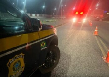 Grave acidente na BR-277 resulta em vítima fatal após colisão frontal entre caminhão e motocicleta