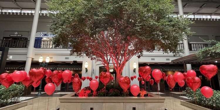 Dia dos namorados: shopping é decorado com centenas de balões em formato de coração