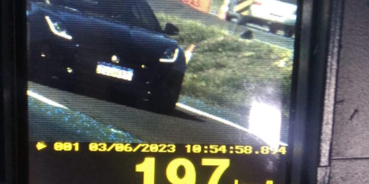 PRF flagra carro a 197 km/h na BR-376 em São José dos Pinhais