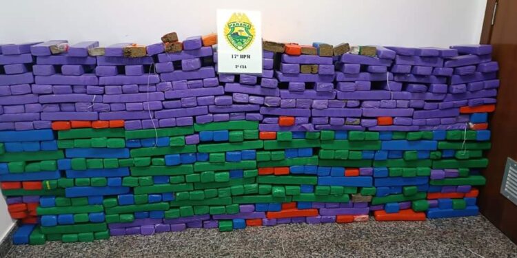 Policiais Militares apreendem mais de 400 quilos de maconha em Araucária