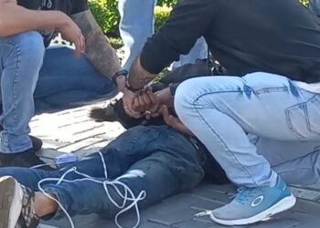 Criminoso agride idosa em assalto, é pego pela população, leva surra e acaba amarrado com fios em Curitiba