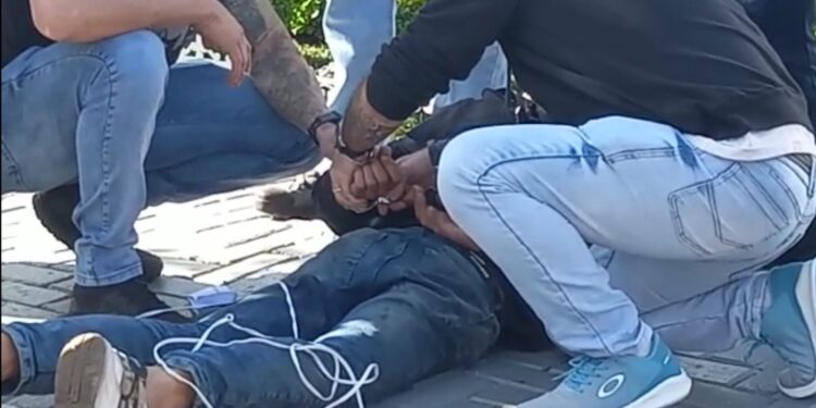 Criminoso agride idosa em assalto, é pego pela população, leva surra e acaba amarrado com fios em Curitiba