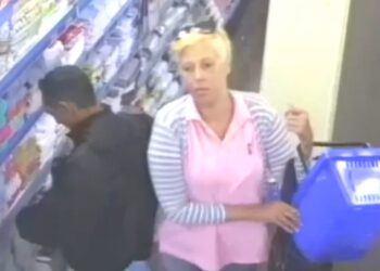 Câmeras registram casal furtando carnes em mercado, veja o vídeo