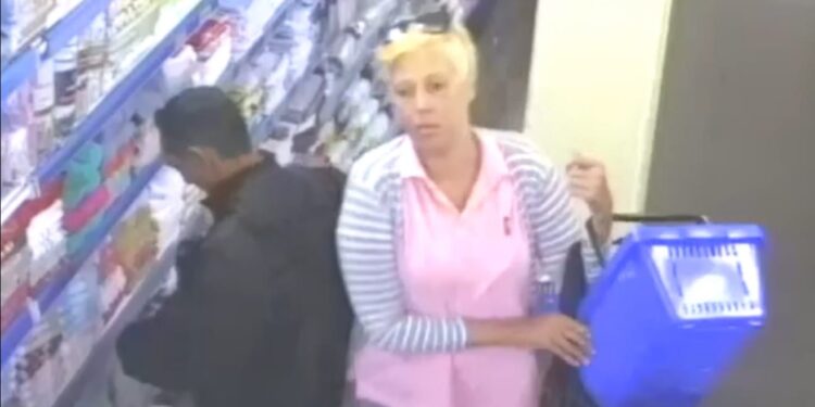 Câmeras registram casal furtando carnes em mercado, veja o vídeo