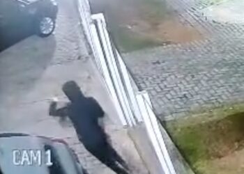 Câmera de segurança flagra indivíduo incendiando veículos em concessionária de Curitiba