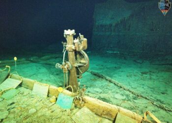 Submarino que levava turistas para ver os destroços do Titanic desaparece no Oceano Atlântico