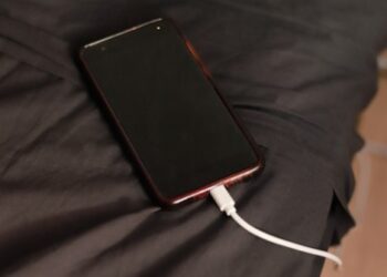 Menina de 12 anos morre após sofrer descarga elétrica enquanto usava celular ligado na tomada