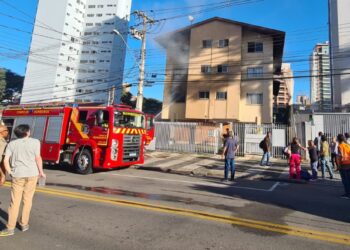 Incêndio em apartamento deixa idosa gravemente ferida no Água Verde; moradores passaram mal por causa da fumaça