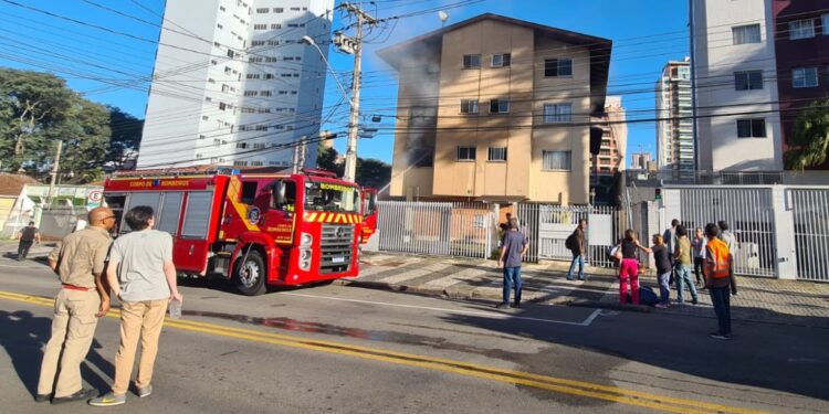 Incêndio em apartamento deixa idosa gravemente ferida no Água Verde; moradores passaram mal por causa da fumaça